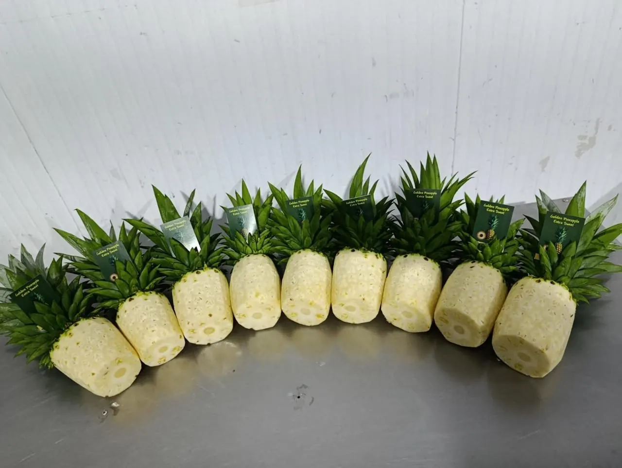 Piñas peladas con etiqueta Golden Pineapple Extra Sweet
